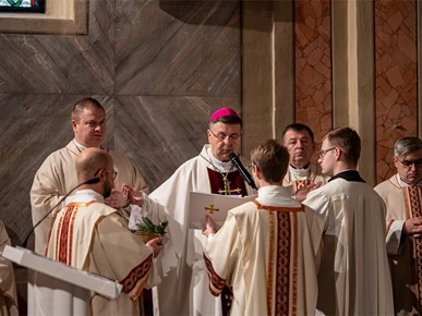 /A/2025/12/C/251206 Biskup Šaško posvetio novi oltar u Župi sv. Nikole u Bistri (3).jpg