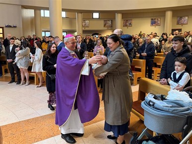 /A/2025/12/C/251207 Biskup Gorski krstio peto dijete obitelj Čuljak u Sesvetama (2).jpg