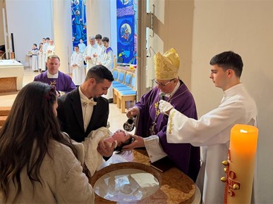 /A/2025/12/C/251207 Biskup Gorski krstio peto dijete obitelj Čuljak u Sesvetama (6).jpg