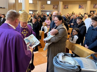 /A/2025/12/C/251207 Biskup Gorski krstio peto dijete obitelj Čuljak u Sesvetama (8).jpg