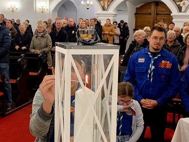 /A/2025/12/C/Izviđači iz Duge Rese donijeli Betlehemsko svjetlo u župu Zabok (1).jpg