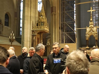 /A/2025/12/D/251212 Obilazak katedrale (26).JPG