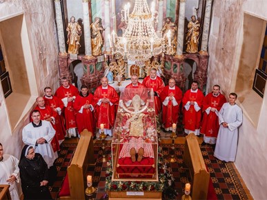 /A/2025/12/E/Vjernici Karlovačkog dekanata hodočastili u Krašić (11).jpg