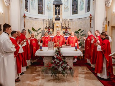 /A/2025/12/E/Vjernici Karlovačkog dekanata hodočastili u Krašić (7).jpg