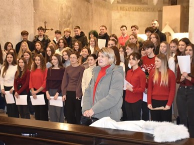 /A/2025/12/G/​Crkvu sv. Marka ispunili mladi dviju zagrebačkih gimnazija (2).jpg