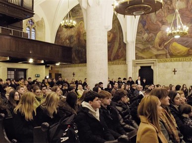 /A/2025/12/G/​Crkvu sv. Marka ispunili mladi dviju zagrebačkih gimnazija (3).jpg