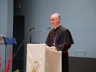 /A/2025/12/Ustaniove i udruge/251217 Održan predbožićni susret nadbiskupa Kutleše s djelatnicima crkvenih ustanova i članovima katoličkih udruga i pokreta (2).JPG