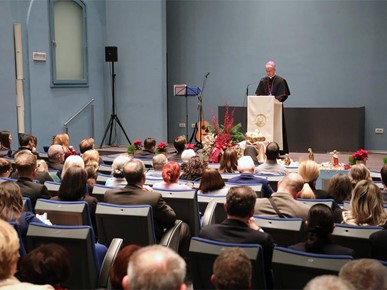 /A/2025/12/Ustaniove i udruge/251217 Održan predbožićni susret nadbiskupa Kutleše s djelatnicima crkvenih ustanova i članovima katoličkih udruga i pokreta (4).JPG