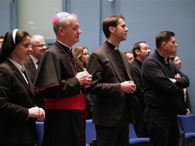 /A/2025/12/Ustaniove i udruge/251217 Održan predbožićni susret nadbiskupa Kutleše s djelatnicima crkvenih ustanova i članovima katoličkih udruga i pokreta (5).JPG