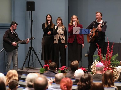 /A/2025/12/Ustaniove i udruge/251217 Održan predbožićni susret nadbiskupa Kutleše s djelatnicima crkvenih ustanova i članovima katoličkih udruga i pokreta (6).JPG