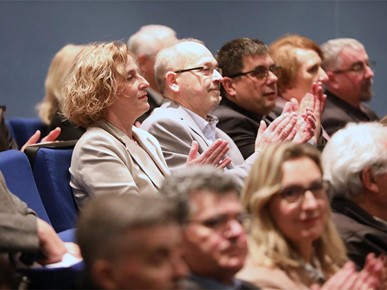 /A/2025/12/Ustaniove i udruge/251217 Održan predbožićni susret nadbiskupa Kutleše s djelatnicima crkvenih ustanova i članovima katoličkih udruga i pokreta (7).JPG