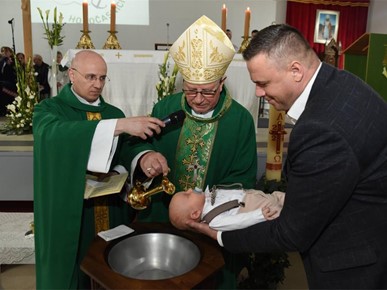 /A/2025/3/A/Biskup Gorski krstio deseto dijete obitelji Tominac (1).jpg