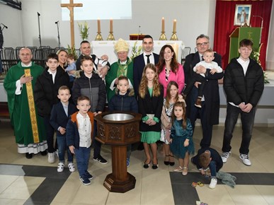 /A/2025/3/A/Biskup Gorski krstio deseto dijete obitelji Tominac (2).jpg