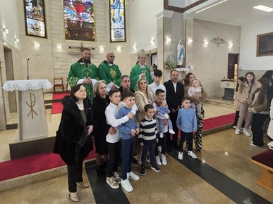 /A/2025/3/A/Biskup Šaško krstio peto dijete obitelji Antić (2).jpg