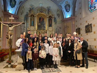 /A/2025/3/C/Biskup Šaško krstio peto dijete obitelji Marić u Stenjevcu (1).jpeg