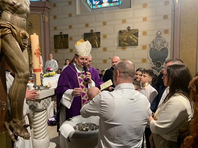 /A/2025/3/C/Biskup Šaško krstio peto dijete obitelji Marić u Stenjevcu (2).jpeg