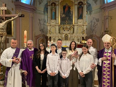/A/2025/3/C/Biskup Šaško krstio peto dijete obitelji Marić u Stenjevcu (4).jpeg