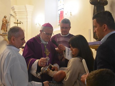 /A/2025/3/E/Biskup Gorski krstio peto dijete obitelji Ščrbec u Svetoj Nedelji (1).JPG