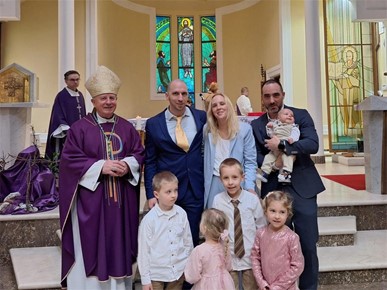/A/2025/4/A/Biskup Gorski krstio peto dijete obitelji Ćurić i drugi dijete obitelji Toljan (1).jpeg