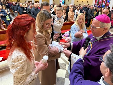 /A/2025/4/A/Biskup Gorski krstio peto dijete obitelji Ćurić i drugi dijete obitelji Toljan (2).jpeg