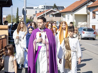 /A/2025/4/B/Krizmanici Župe Navještenja Blažene Djevice Marije iz Velike Gorice predvodili scenski križni put (10).jpeg