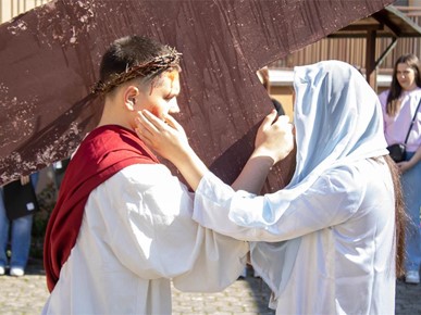 /A/2025/4/B/Krizmanici Župe Navještenja Blažene Djevice Marije iz Velike Gorice predvodili scenski križni put (11).jpeg