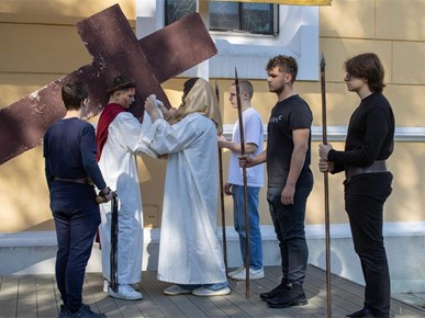 /A/2025/4/B/Krizmanici Župe Navještenja Blažene Djevice Marije iz Velike Gorice predvodili scenski križni put (12).jpeg