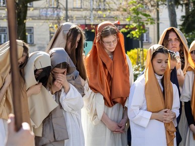 /A/2025/4/B/Krizmanici Župe Navještenja Blažene Djevice Marije iz Velike Gorice predvodili scenski križni put (13).jpeg