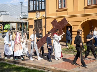 /A/2025/4/B/Krizmanici Župe Navještenja Blažene Djevice Marije iz Velike Gorice predvodili scenski križni put (14).jpeg