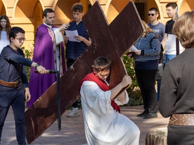 /A/2025/4/B/Krizmanici Župe Navještenja Blažene Djevice Marije iz Velike Gorice predvodili scenski križni put (15).jpeg