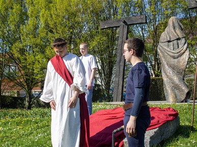 /A/2025/4/B/Krizmanici Župe Navještenja Blažene Djevice Marije iz Velike Gorice predvodili scenski križni put (18).jpeg