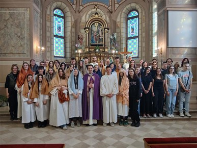 /A/2025/4/B/Krizmanici Župe Navještenja Blažene Djevice Marije iz Velike Gorice predvodili scenski križni put (2).jpeg