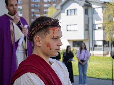 /A/2025/4/B/Krizmanici Župe Navještenja Blažene Djevice Marije iz Velike Gorice predvodili scenski križni put (7).jpeg