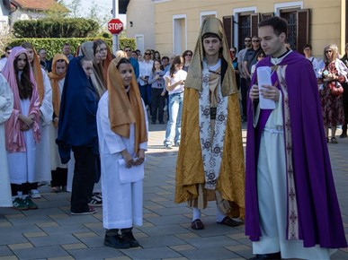 /A/2025/4/B/Krizmanici Župe Navještenja Blažene Djevice Marije iz Velike Gorice predvodili scenski križni put (8).jpeg