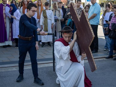 /A/2025/4/B/Krizmanici Župe Navještenja Blažene Djevice Marije iz Velike Gorice predvodili scenski križni put (9).jpeg