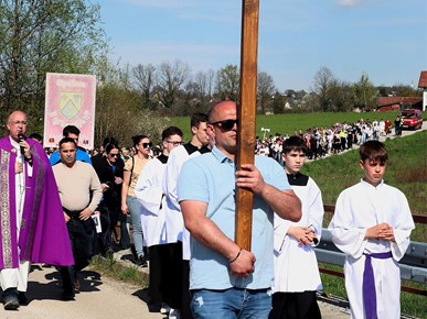 /A/2025/4/B/Zajednička pobožnost tri župe Više od 500 vjernika sudjelovalo u križnom putu (1).jpg