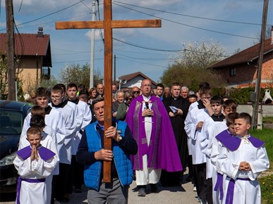 /A/2025/4/B/Zajednička pobožnost tri župe Više od 500 vjernika sudjelovalo u križnom putu (2).jpg