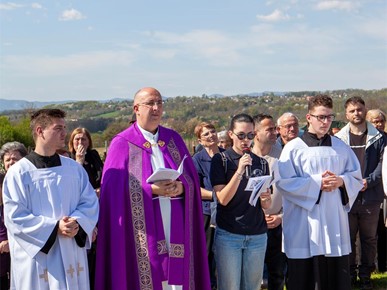 /A/2025/4/B/Zajednička pobožnost tri župe Više od 500 vjernika sudjelovalo u križnom putu (4).jpg