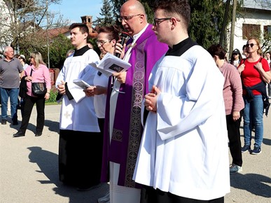 /A/2025/4/B/Zajednička pobožnost tri župe Više od 500 vjernika sudjelovalo u križnom putu (6).jpg
