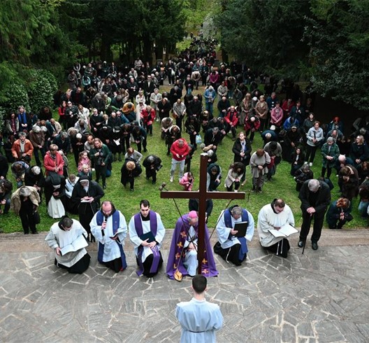 Nadbiskup Kutleša predvodi pobožnost Križnoga puta na Ksaveru