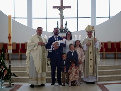 /A/2025/4/D/Biskup Šaško krstio peto dijete obitelji Vinski (1).jpg