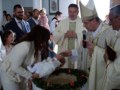 /A/2025/4/D/Biskup Šaško krstio peto dijete obitelji Vinski (2).jpg