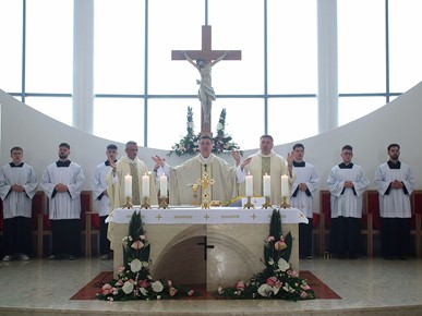 /A/2025/4/D/Biskup Šaško krstio peto dijete obitelji Vinski (3).jpg