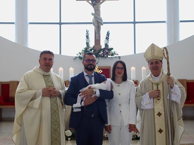 /A/2025/4/D/Biskup Šaško krstio peto dijete obitelji Vinski (4).jpg
