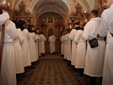 /A/2025/4/D/Održan deseti noćni križni put u Samoboru (1).JPG