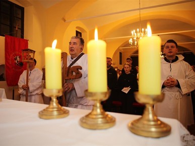 /A/2025/4/D/Održan deseti noćni križni put u Samoboru (2).JPG