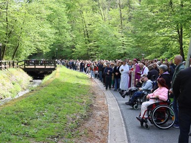 /A/2025/4/D/Održan križni put za osobe s invaliditetom i vjernike grada Zagreba (1).jpg