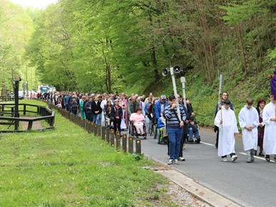 /A/2025/4/D/Održan križni put za osobe s invaliditetom i vjernike grada Zagreba (3).jpg