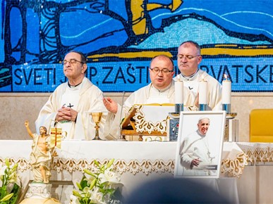 /A/2025/4/E/250423-PapaFranjoSente (14).jpg