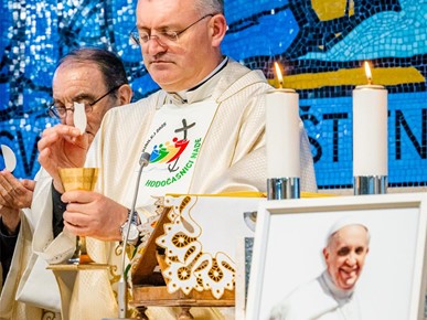 /A/2025/4/E/250423-PapaFranjoSente (21).jpg